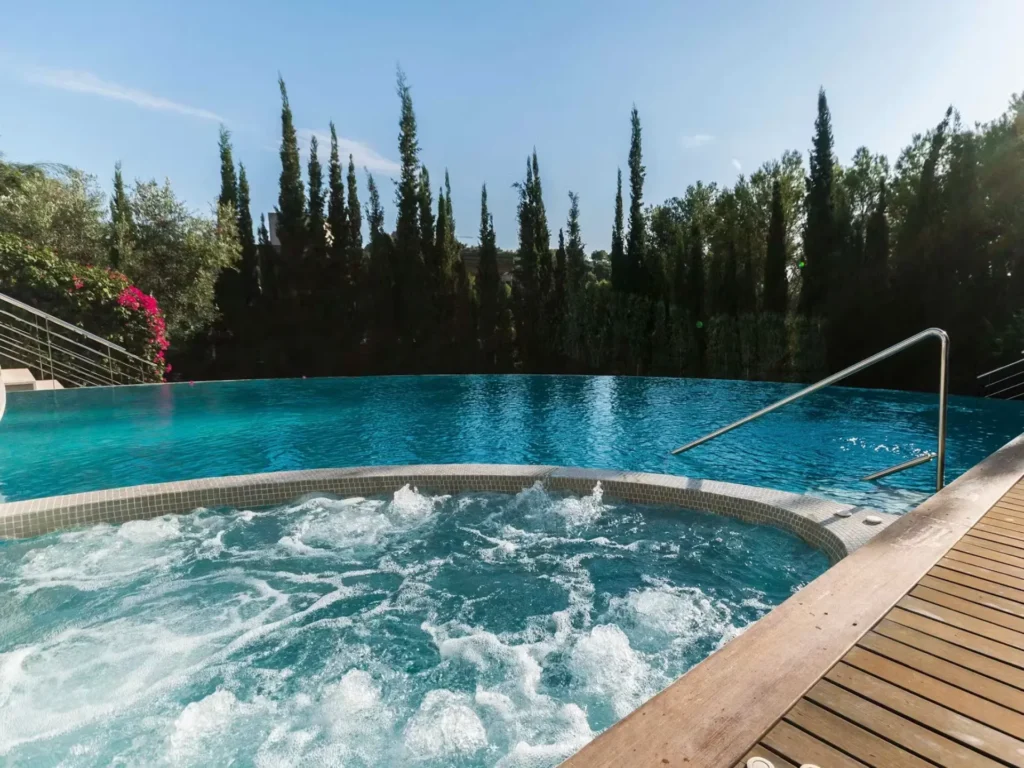 Luxury pool with integrated jacuzzi at Villa Rockstar villa in Alcúdia Mallorca