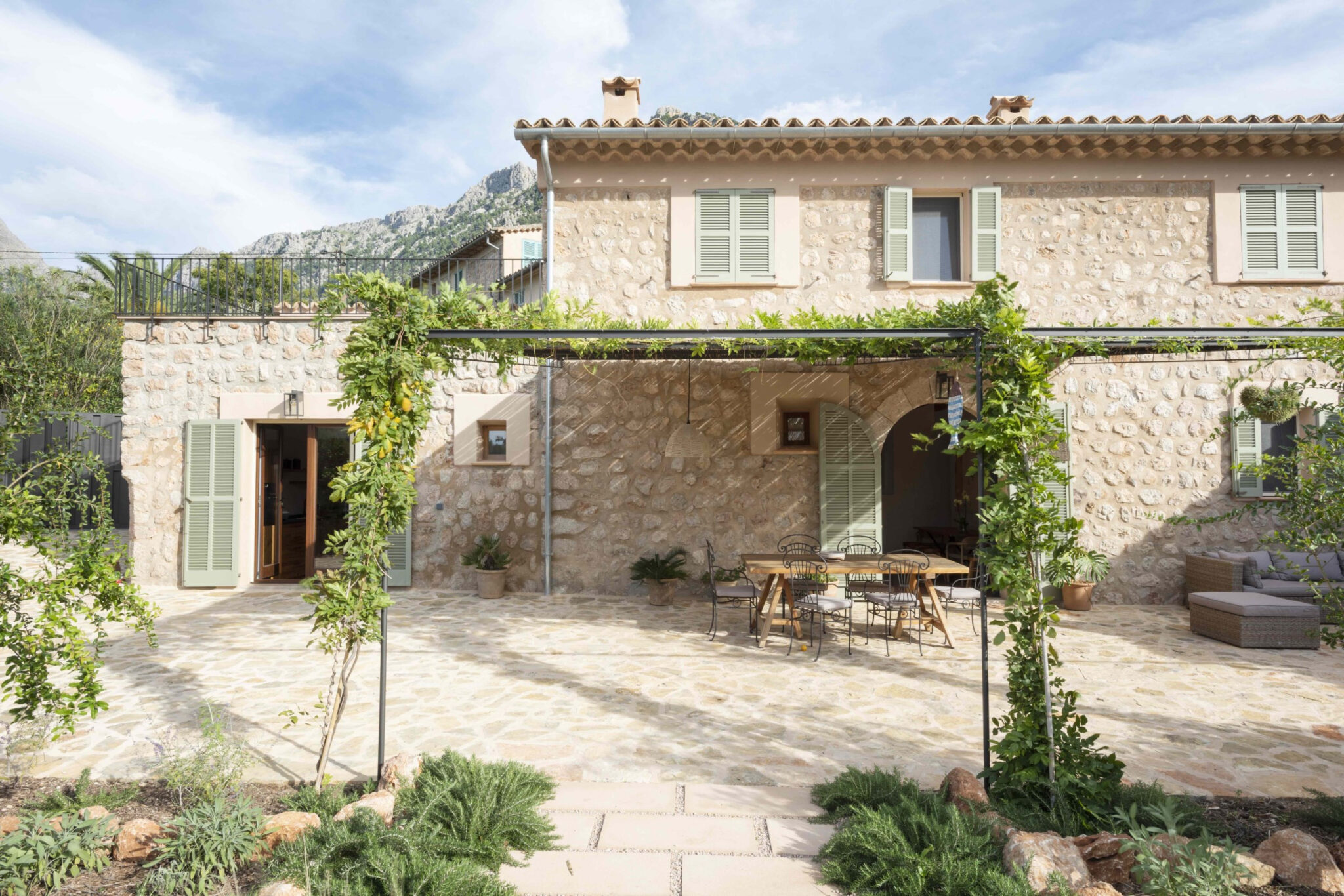 ca-na-nela-luxury-villa-biniaraix-mallorca-front-view