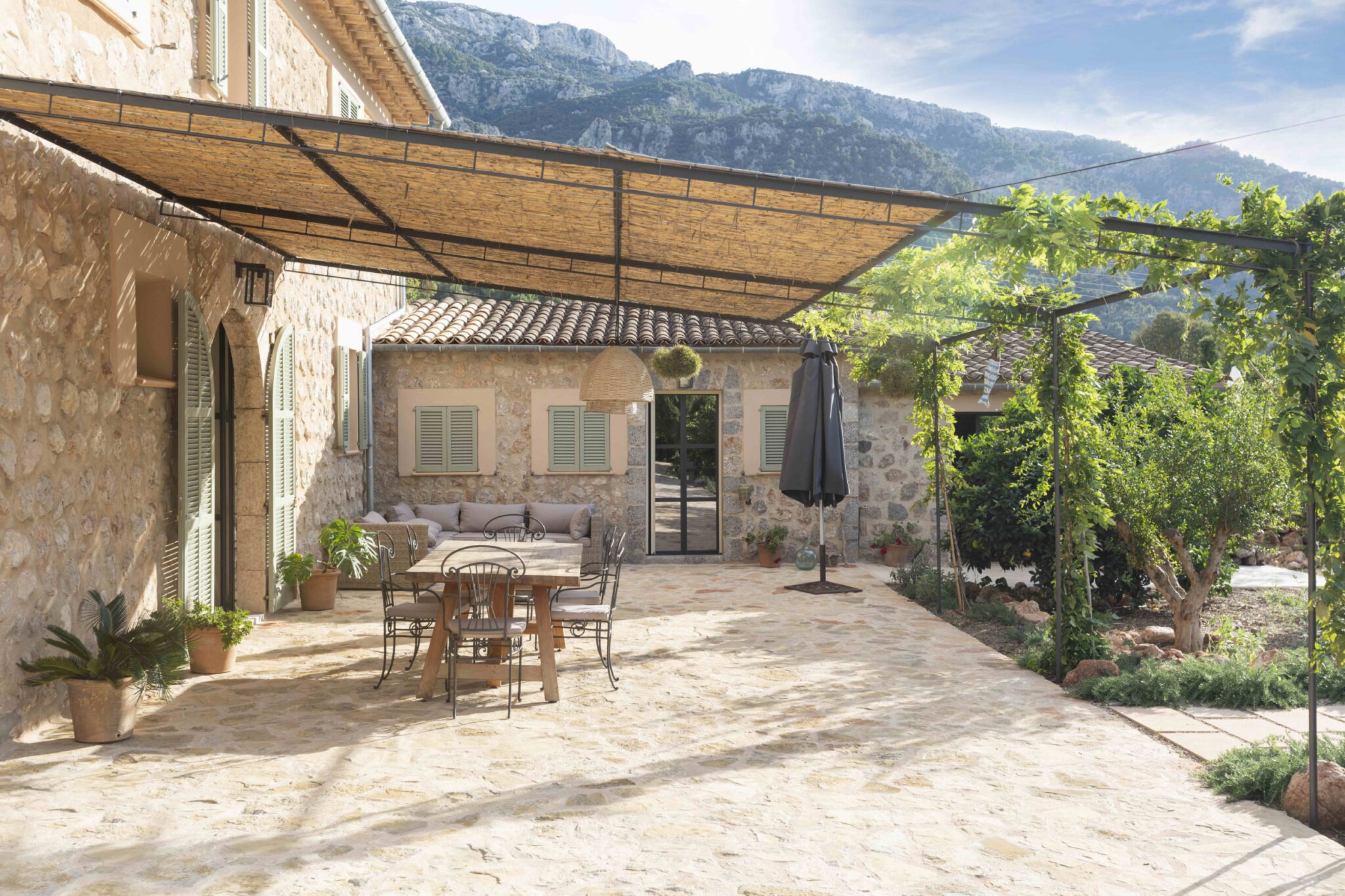 ca-na-nela-villa-biniaraix-mallorca-alfresco-dining-terrace