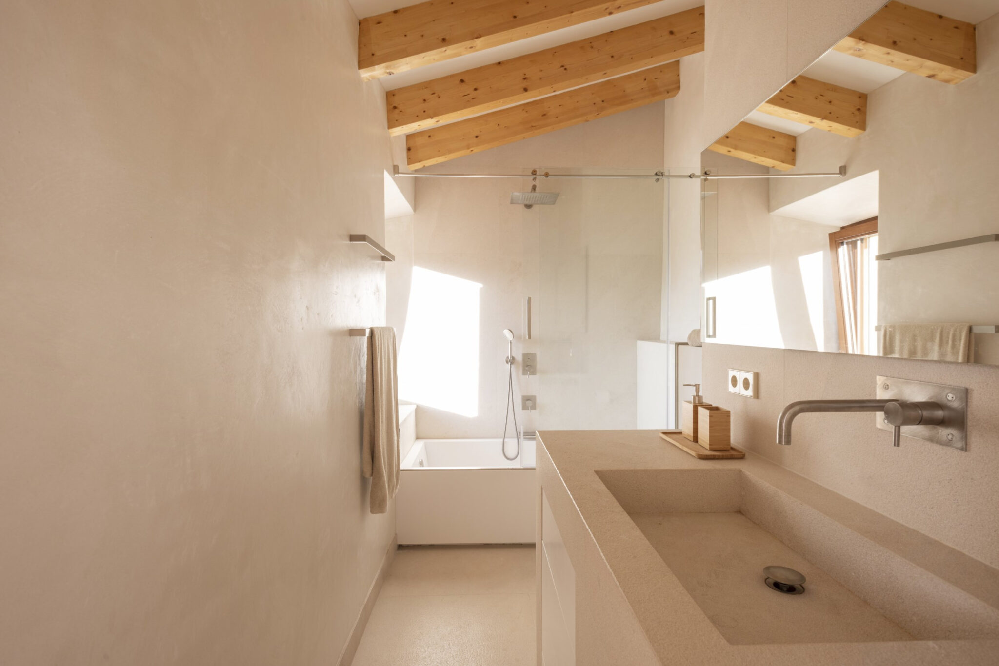 ca-na-nela-villa-biniaraix-mallorca-bathroom