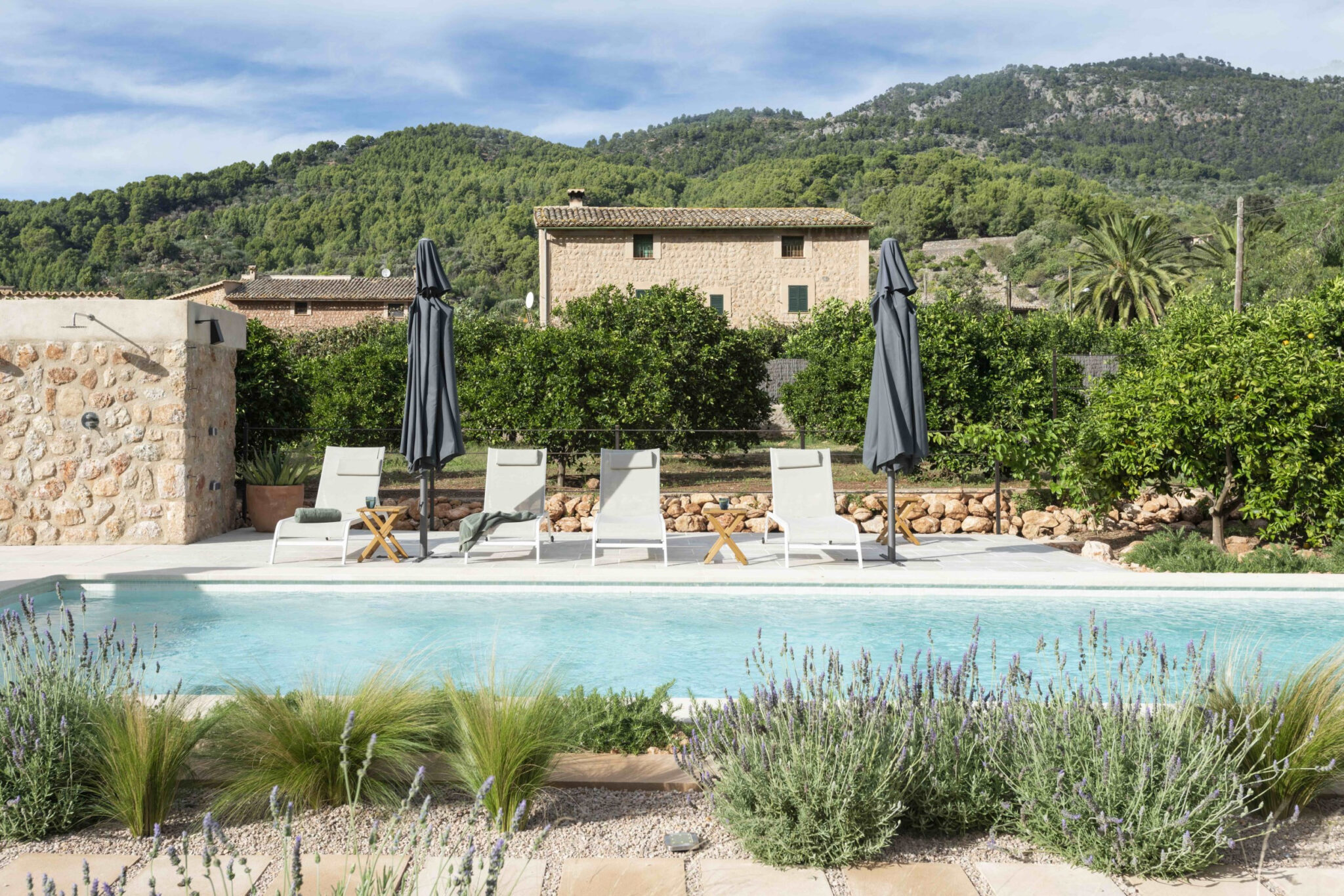 ca-na-nela-villa-mallorca-pool-sun-loungers