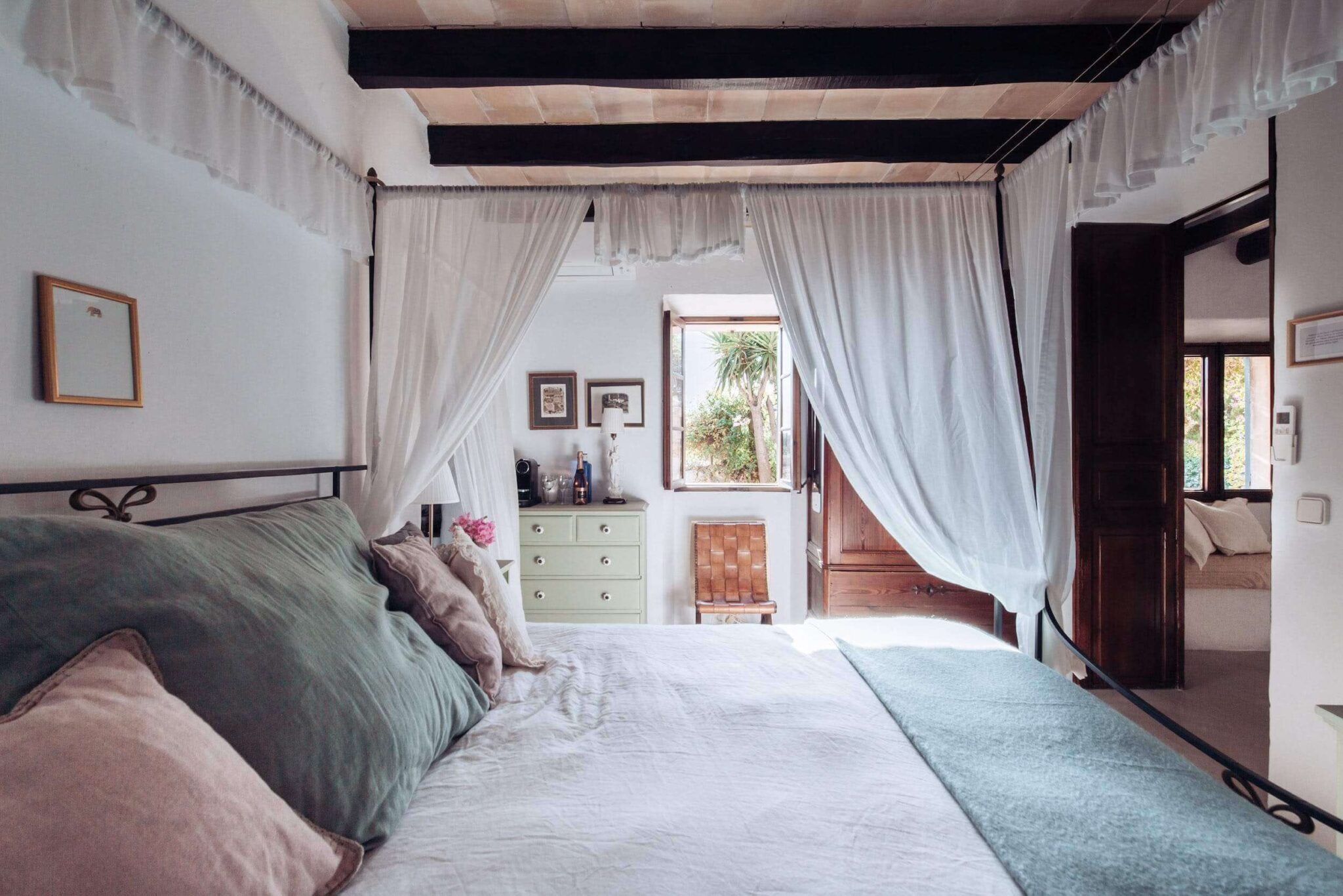 can-clementine-felanitx-mallorca-master-bedroom-suite