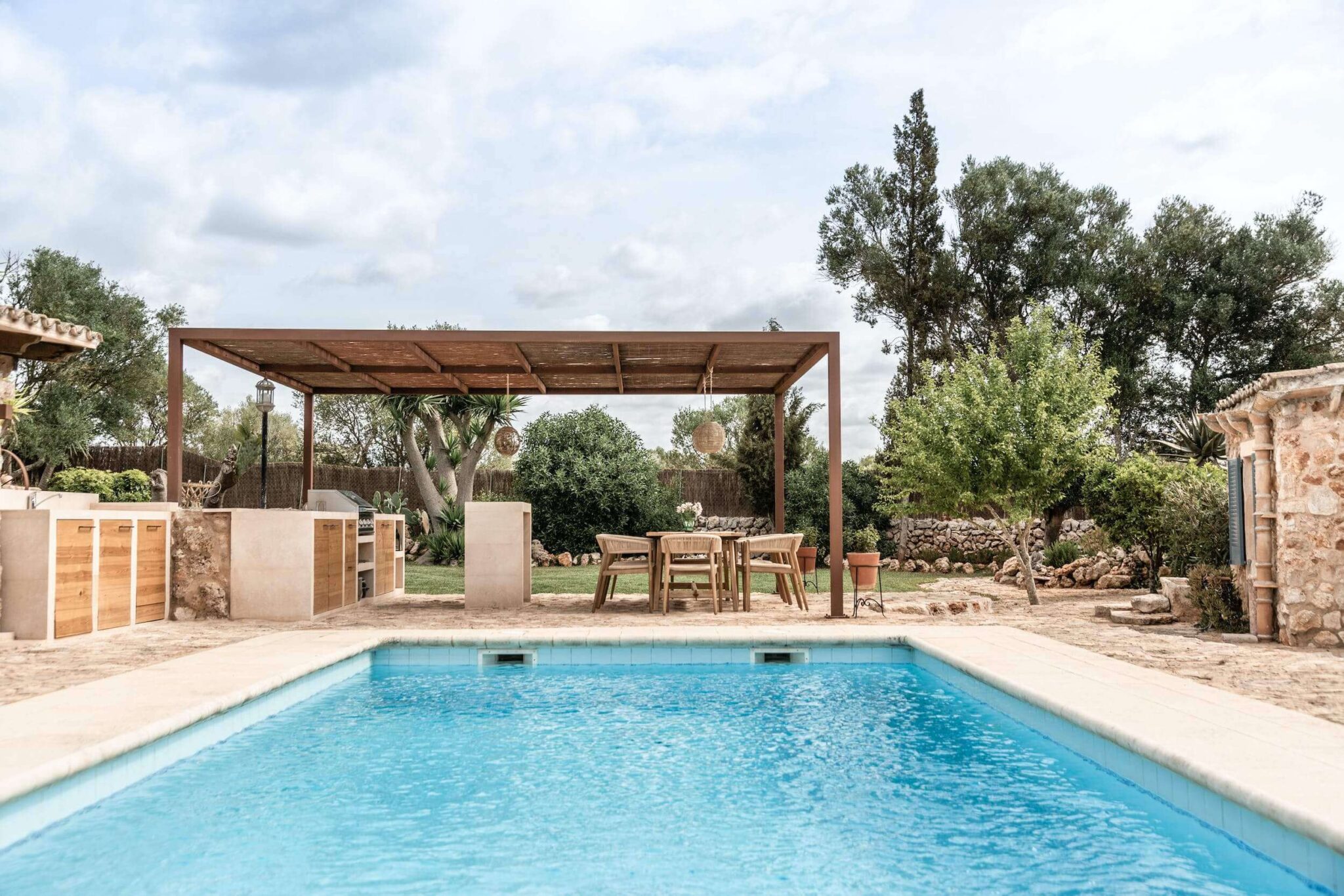 can-clementine-felanitx-mallorca-pool-dining-area