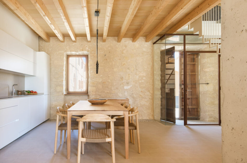 Open plan dining room and kitchen at Can Cunso 30 Villa in Consell Mallorca with wooden furnishings