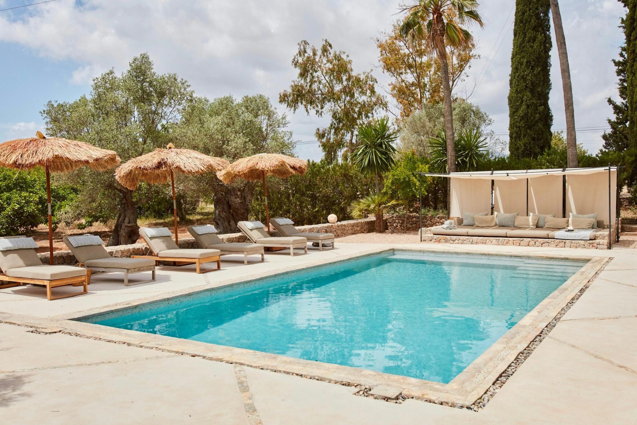 can-llull-marratxi-luxury-finca-mallorca-pool-sunbeds
