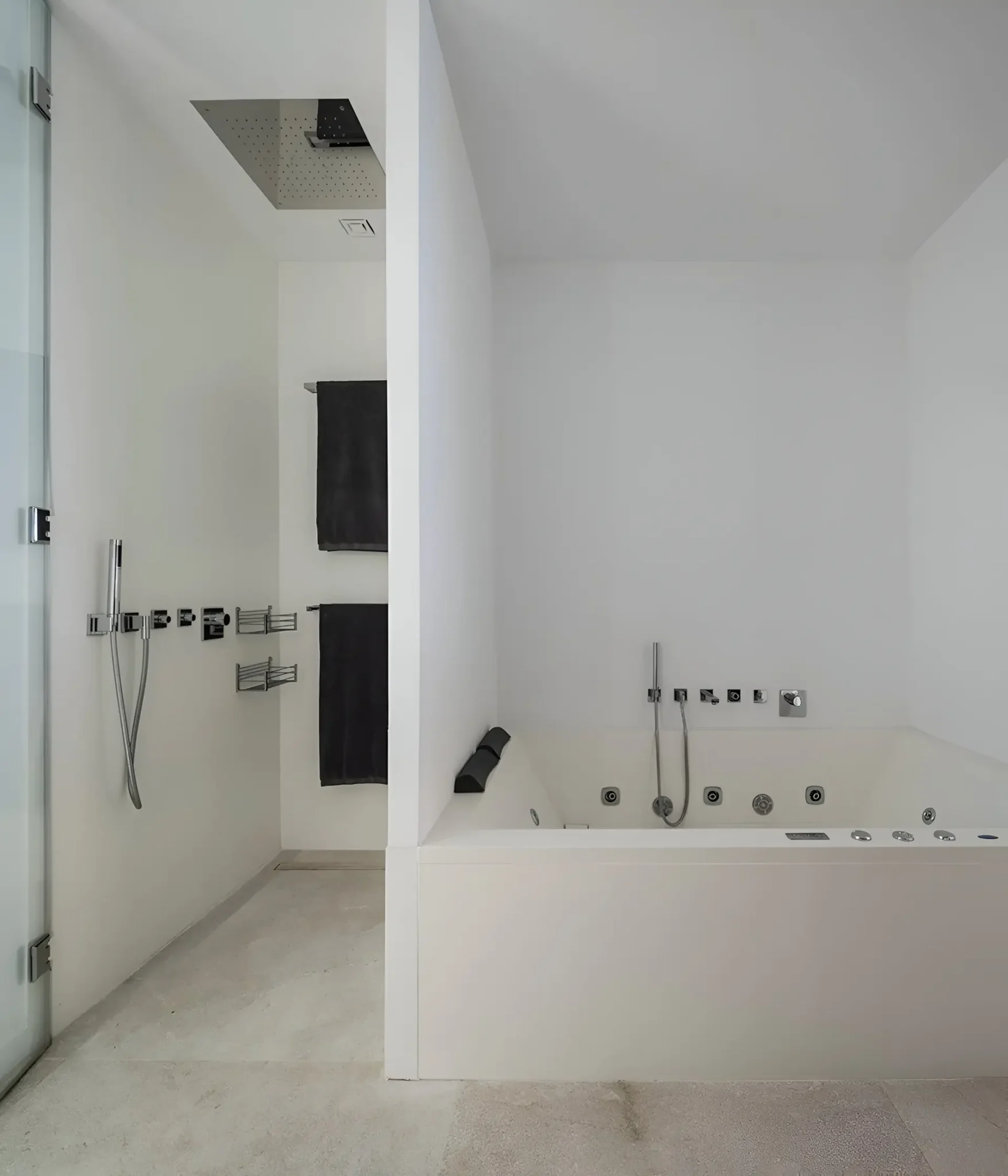 palma-bay-frontline-villa-llucmajor-mallorca-ensuite-bathroom-shower