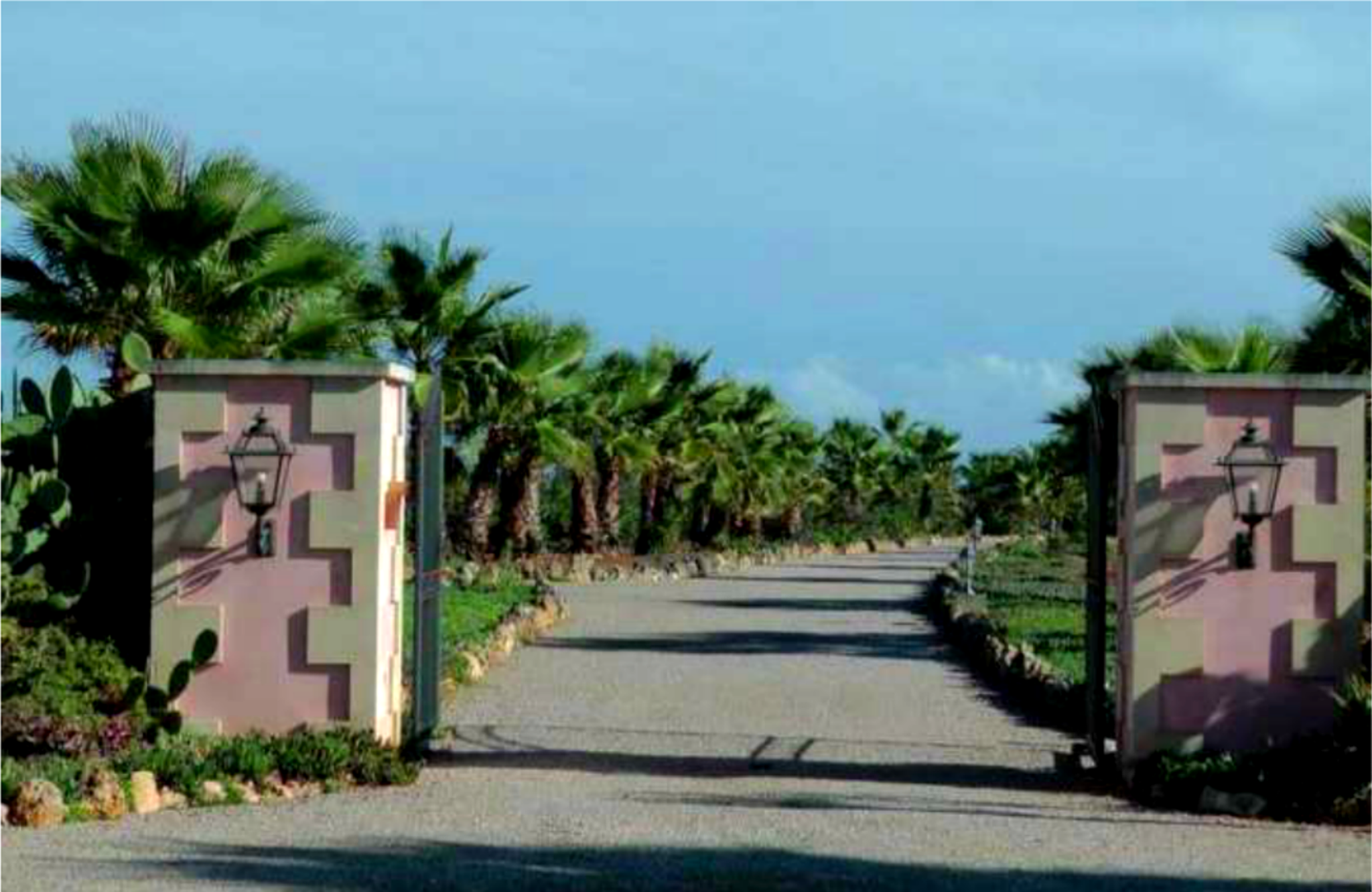 villa-santa-margalida-mallorca-driveway-entrance