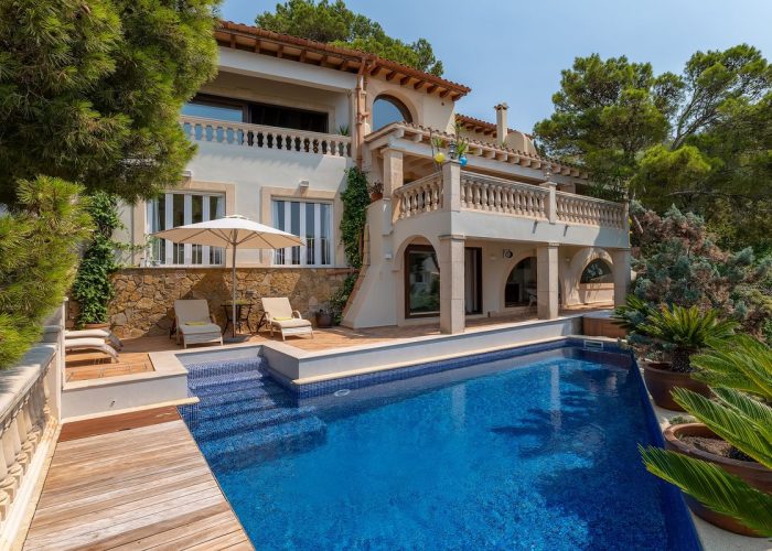 casa-sirviola-andratx-mallorca-sun-loungers-pool