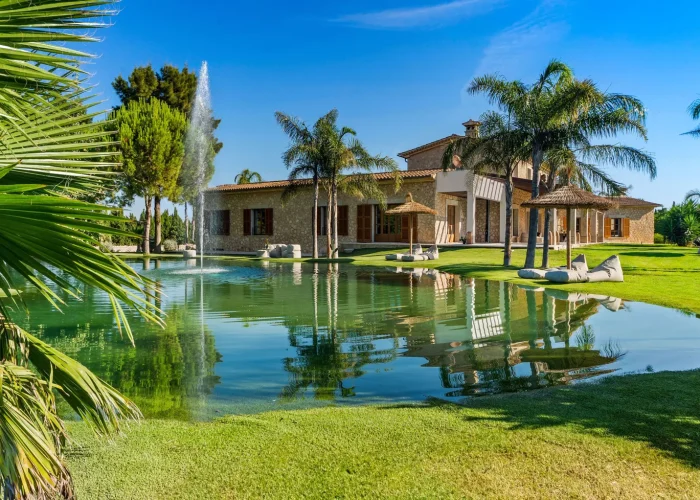 villa-isacel-montuiri-mallorca-luxury-garden-pond
